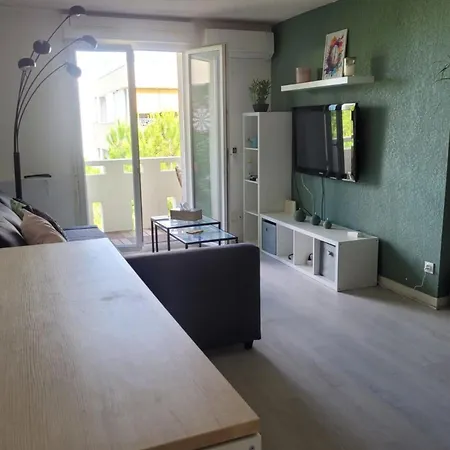 T2 Located Near The Rugby Stadium Apartment